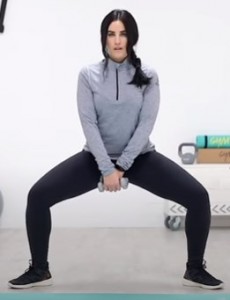 ejercicio de peso muerto para gluteos y piernas